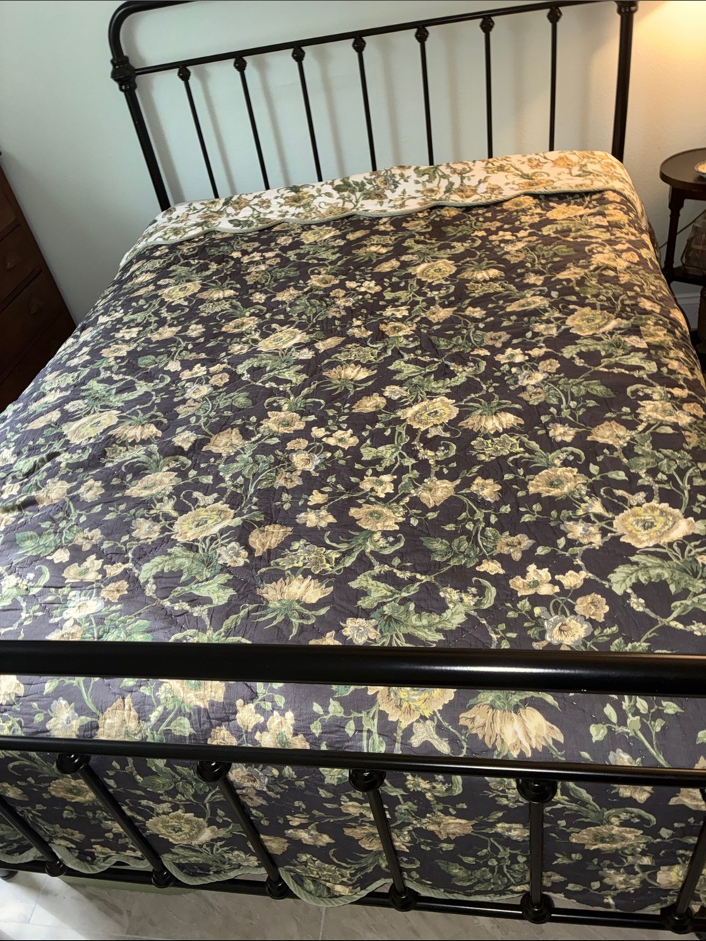 Reversible Scalloped Floral Comforter by April Cornell Size Full/Queen